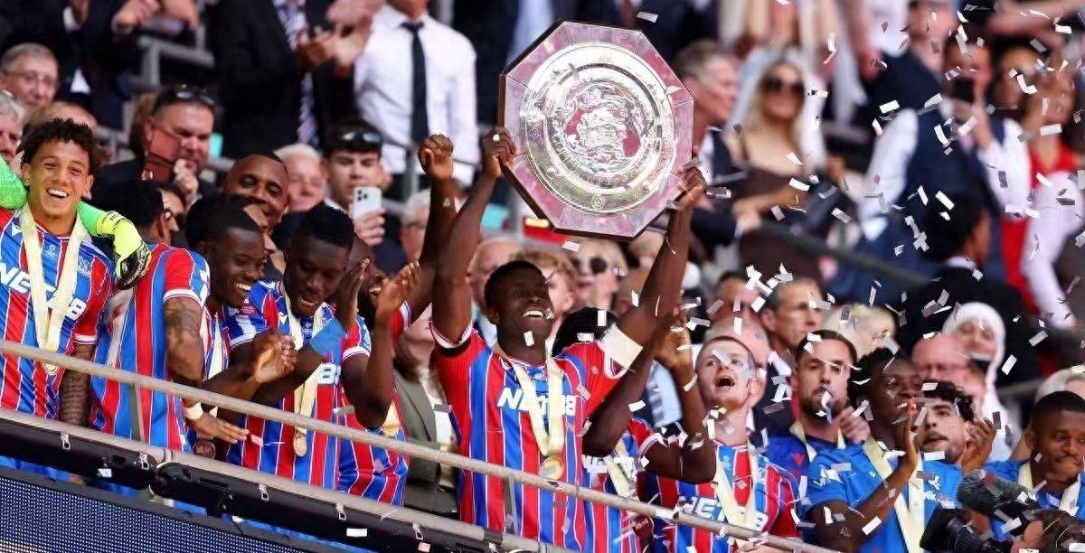 jinnianhui-利物浦训练开放日，国际比赛日远射贴柱引欢呼，社区盾在即，更衣室氛围转暖